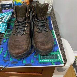 Timberland waterproof boots. Bought for trip to Ireland. Very comfy.